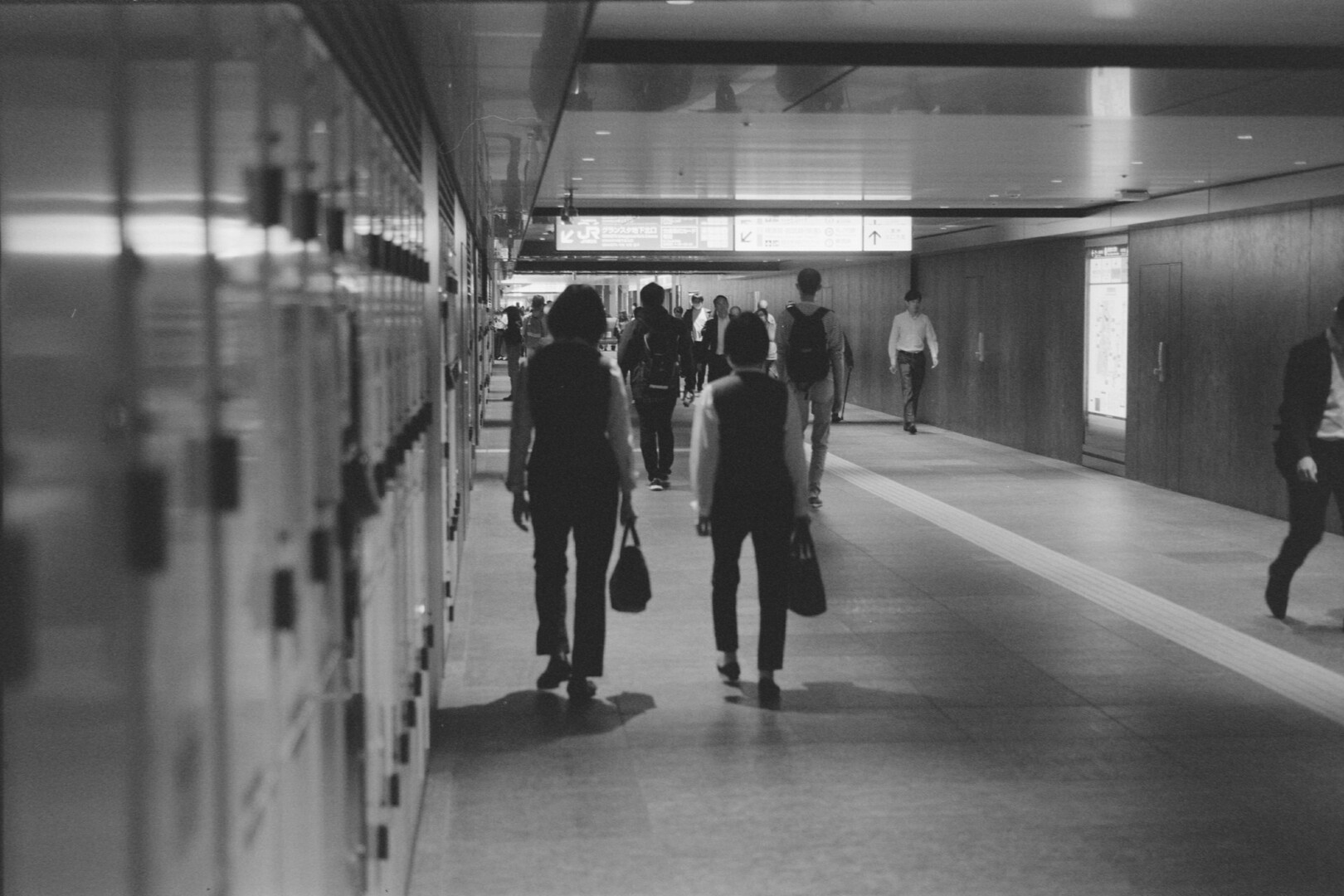 #00020 - 2023/10 - Ilford HP5 - Tokyo Station